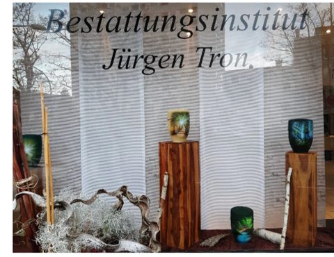 Schaufenster am Hauptsitz des Bestattungsinstituts Tron in Heusenstamm