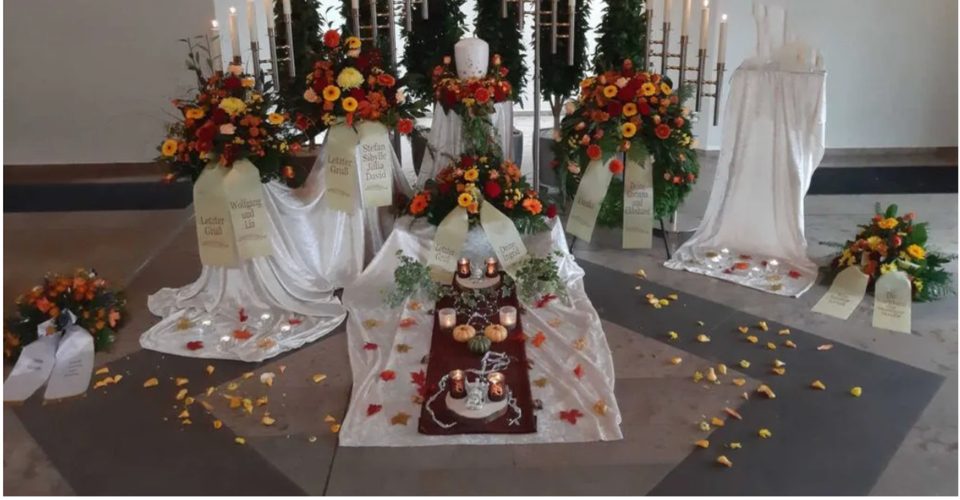 Trauerfeier mit Blumenschmuck, gestaltet vom Bestattungsinstitut Pietät Tron